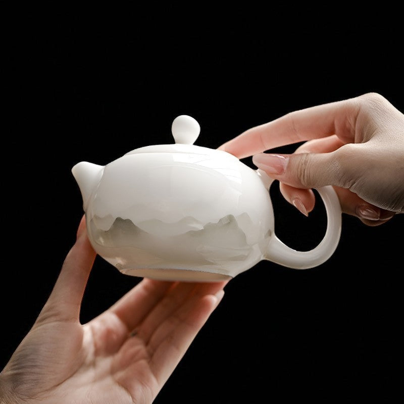 Schöne weiße Teekanne