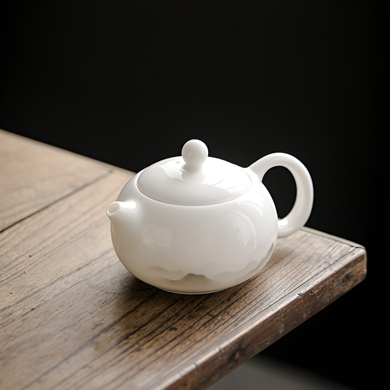 Schöne weiße Teekanne