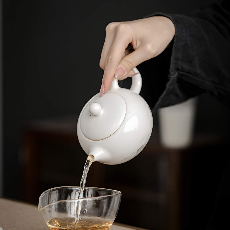 Schöne weiße Teekanne