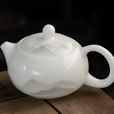 Schöne weiße Teekanne