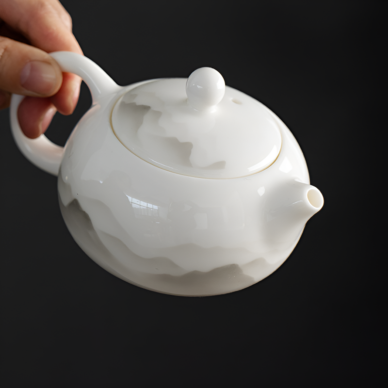 Schöne weiße Teekanne