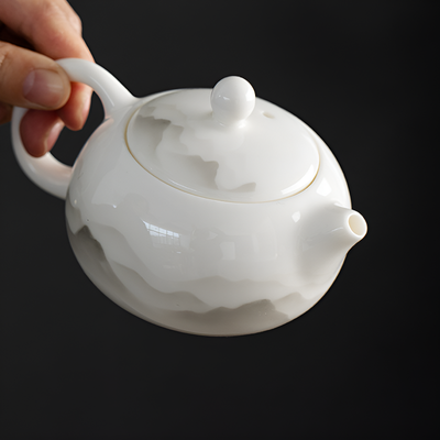 Schöne weiße Teekanne