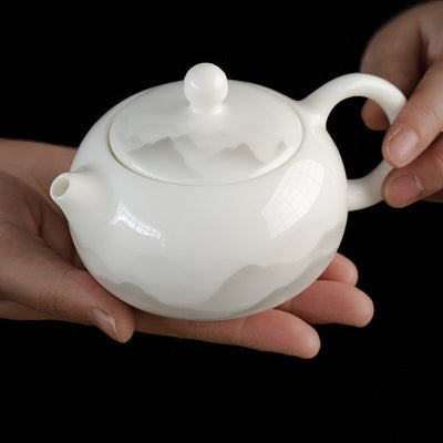 Schöne weiße Teekanne