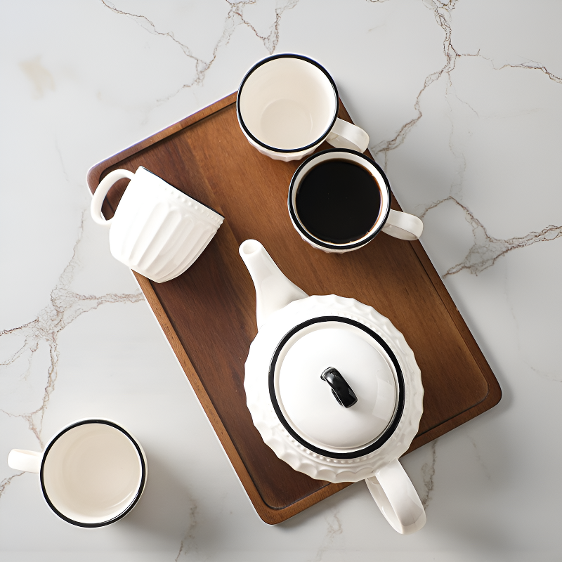 Schwarz-weiße Teekanne