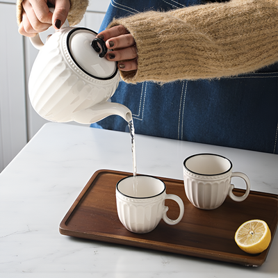 Schwarz-weiße Teekanne