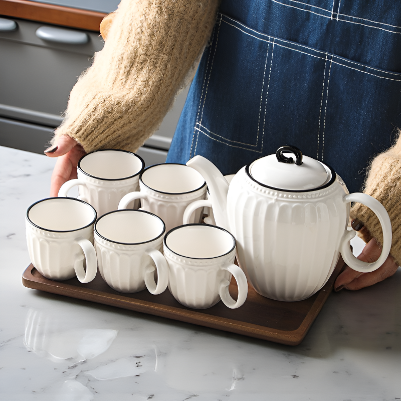 Schwarz-weiße Teekanne