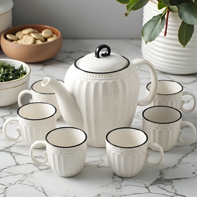 Schwarz-weiße Teekanne