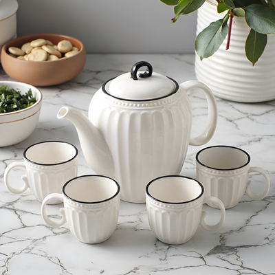 Schwarz-weiße Teekanne