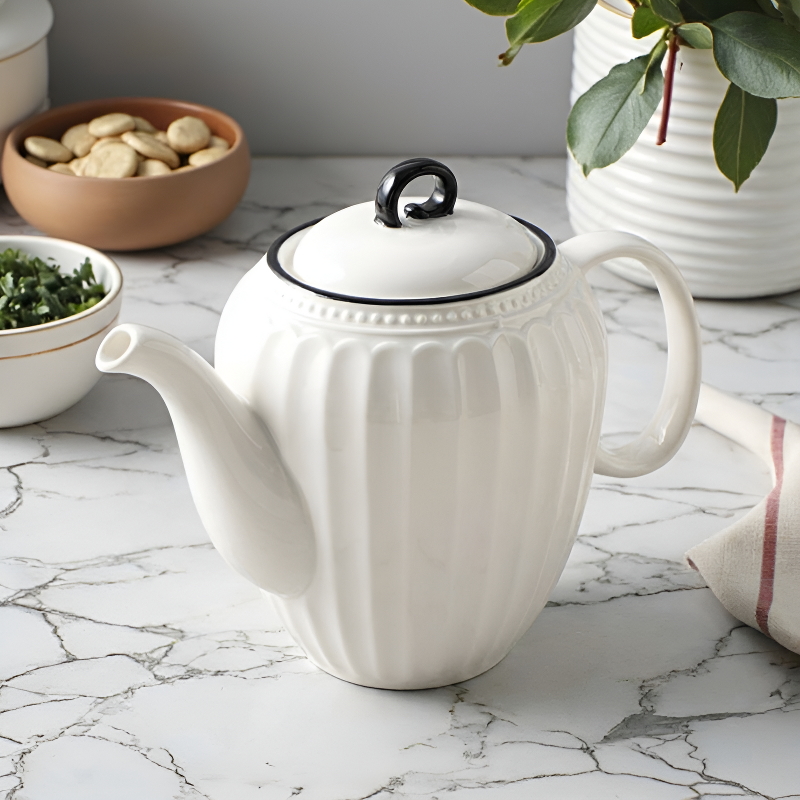 Schwarz-weiße Teekanne