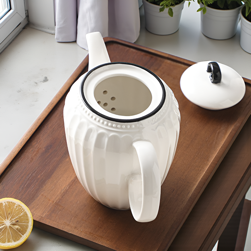 Schwarz-weiße Teekanne