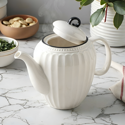 Schwarz-weiße Teekanne