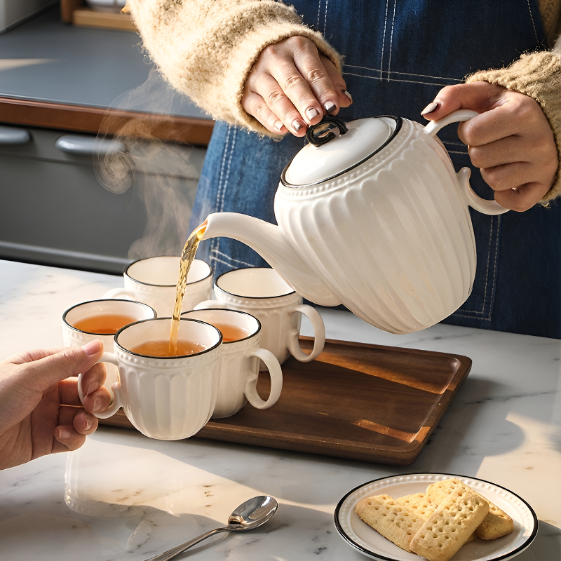 Schwarz-weiße Teekanne