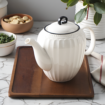 Schwarz-weiße Teekanne