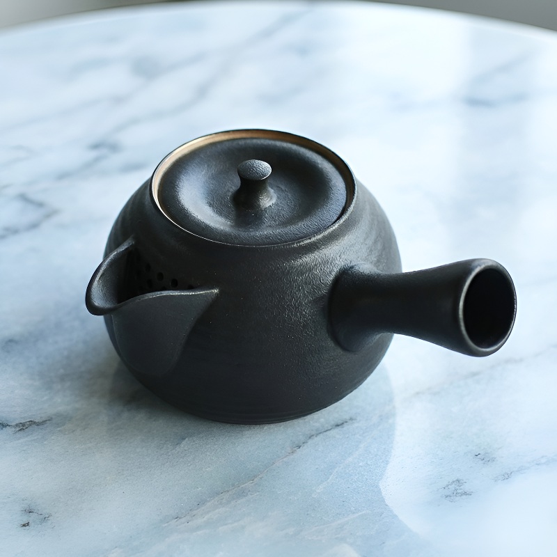 Schwarze japanische Teekanne