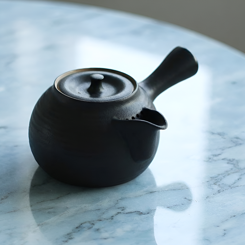 Schwarze japanische Teekanne