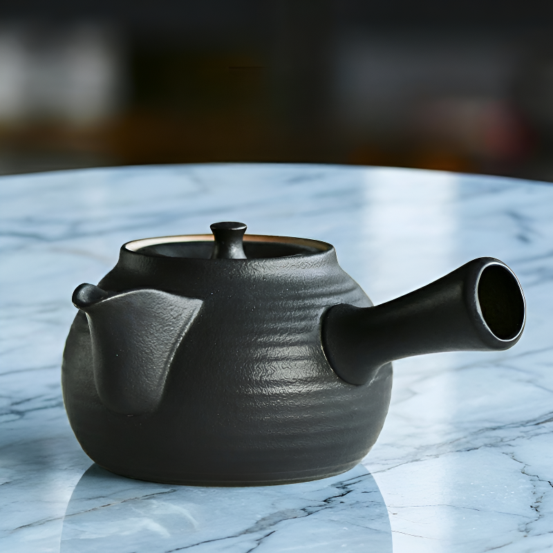 Schwarze japanische Teekanne