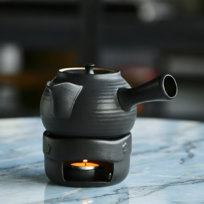 Schwarze japanische Teekanne