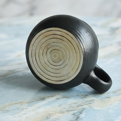 Schwarze japanische Teekanne