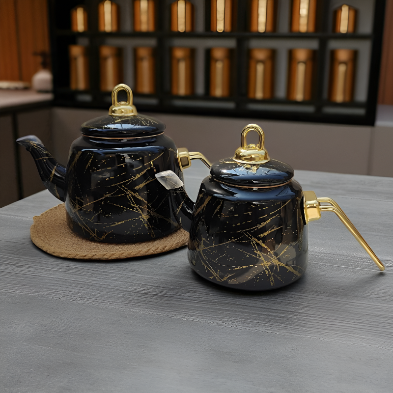 Schwarze türkische Teekanne