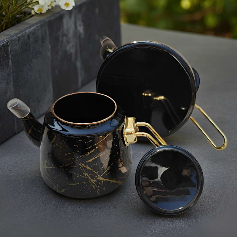 Schwarze türkische Teekanne