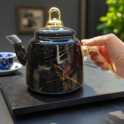 Schwarze türkische Teekanne