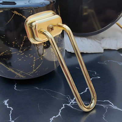 Schwarze türkische Teekanne