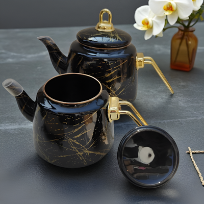 Schwarze türkische Teekanne