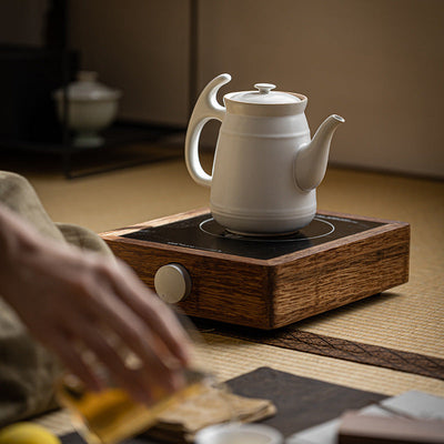 Skandinavische weiße Teekanne