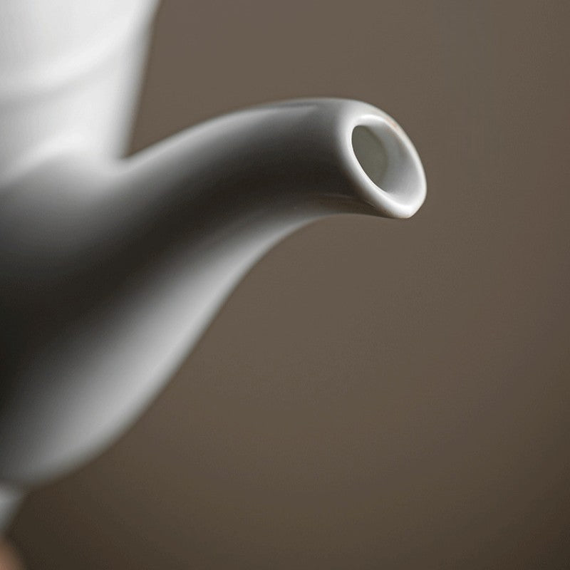 Skandinavische weiße Teekanne