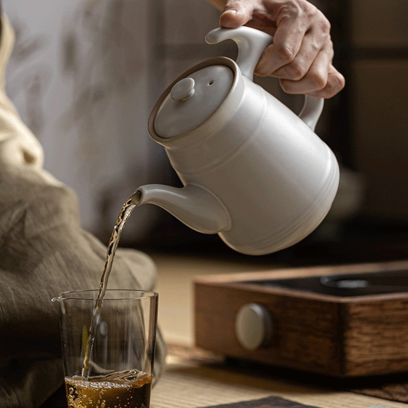 Skandinavische weiße Teekanne