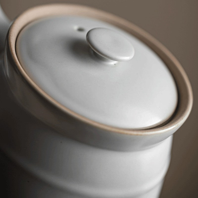 Skandinavische weiße Teekanne