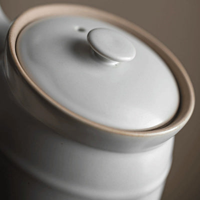 Skandinavische weiße Teekanne