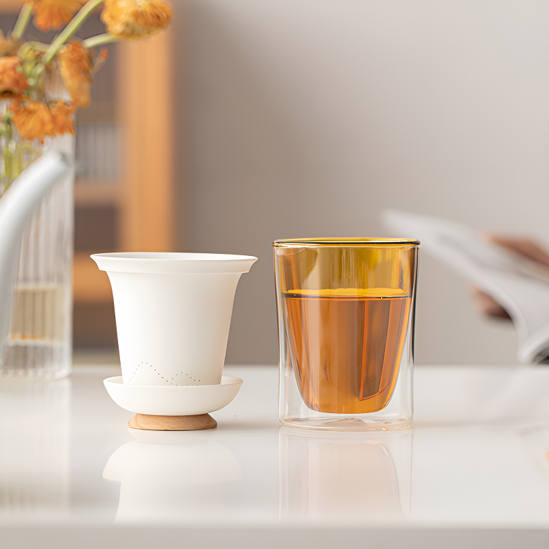 Teeglas mit Sieb