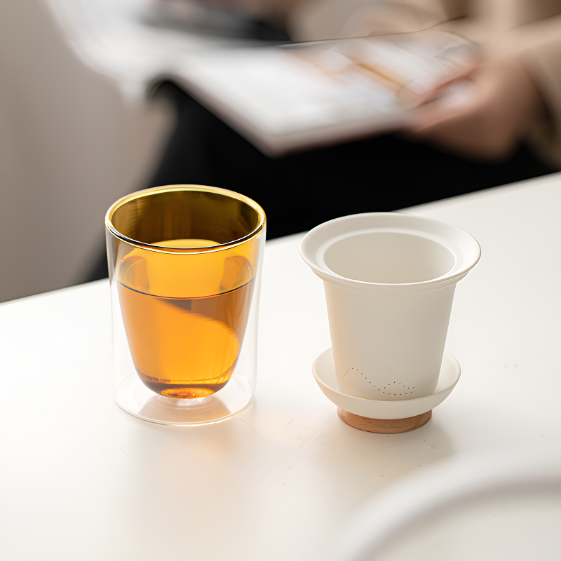 Teeglas mit Sieb