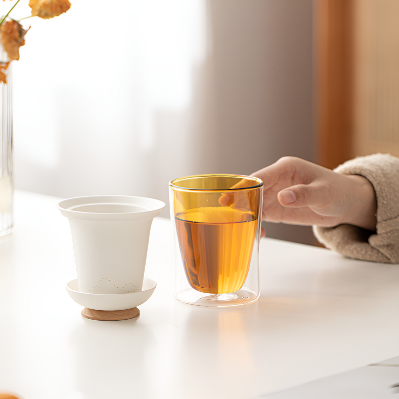 Teeglas mit Sieb