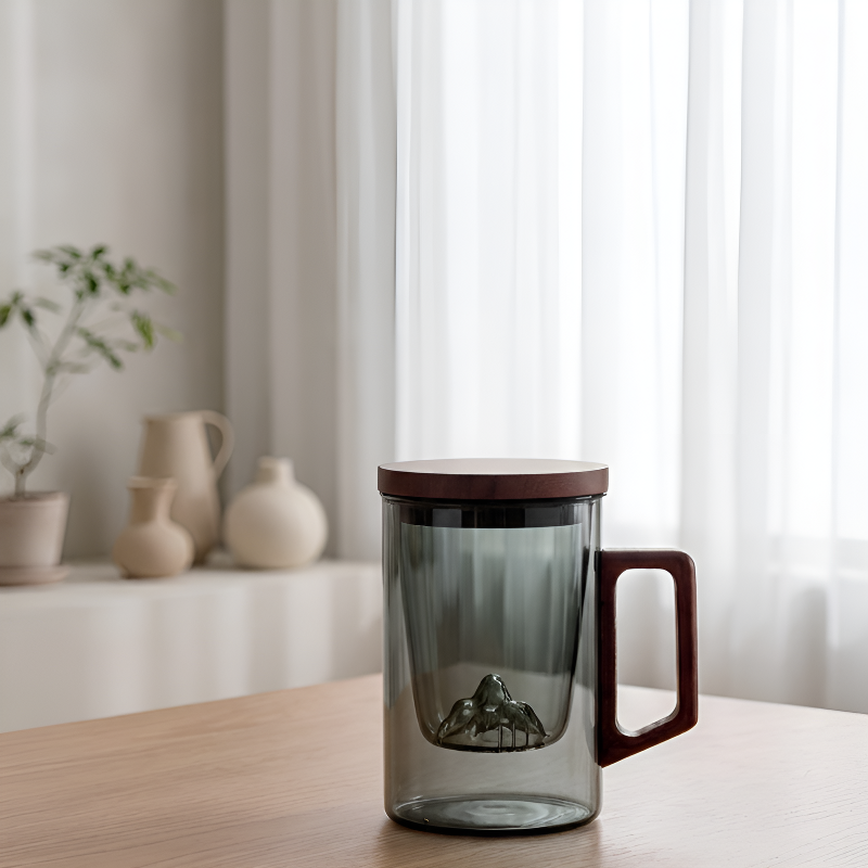 Teetasse aus Glas mit Sieb