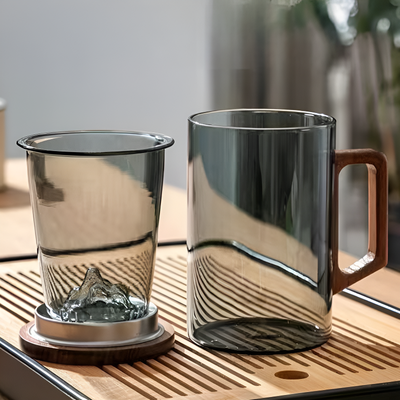 Teetasse aus Glas mit Sieb