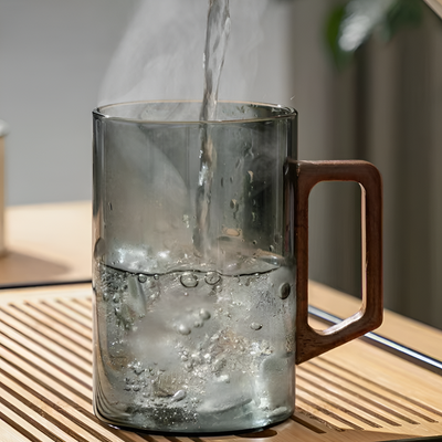 Teetasse aus Glas mit Sieb