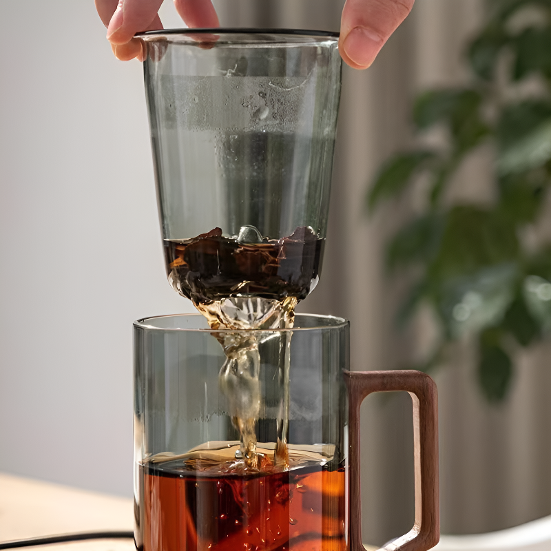 Teetasse aus Glas mit Sieb