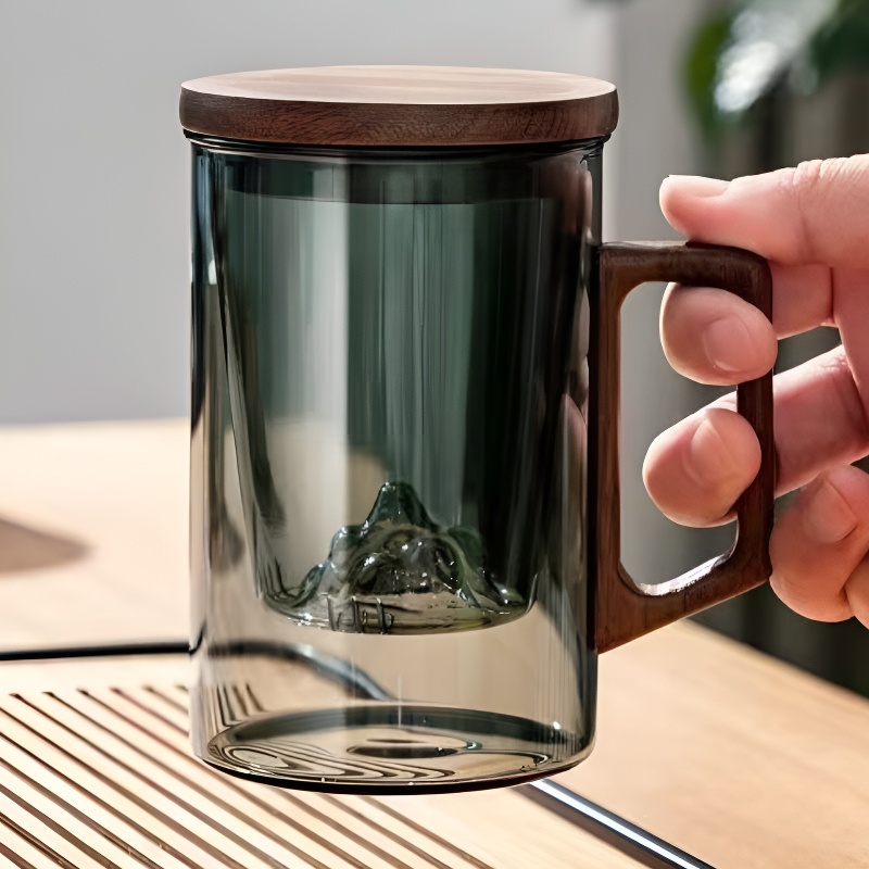 Teetasse aus Glas mit Sieb