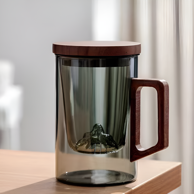 Teetasse aus Glas mit Sieb