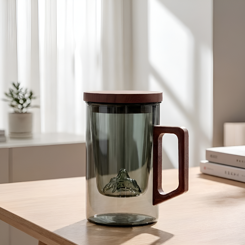 Teetasse aus Glas mit Sieb