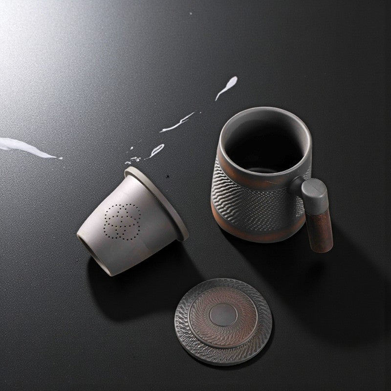 Teetasse mit Sieb aus Terrakotta