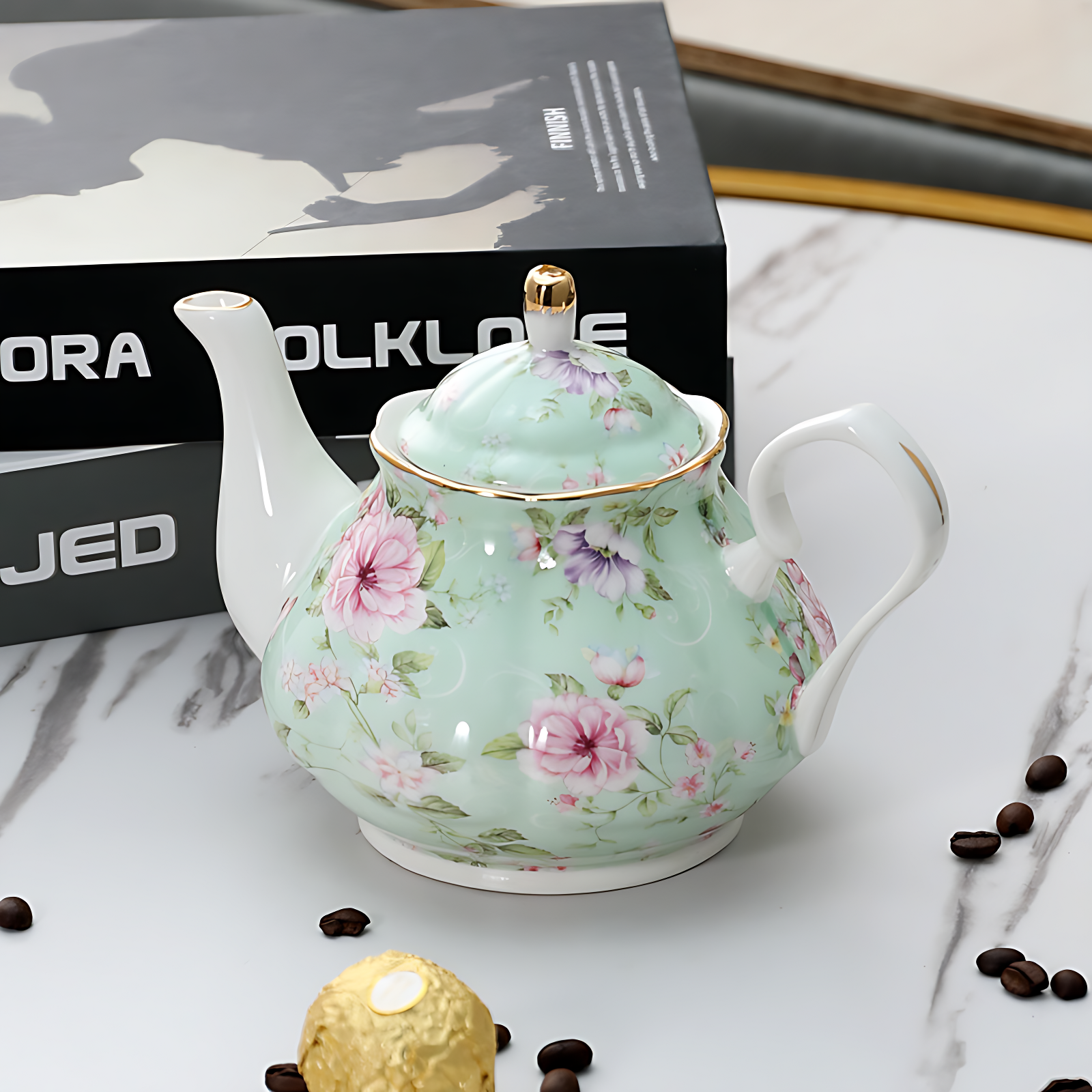 Traditionelle englische Teekanne aus grüner Porzellan