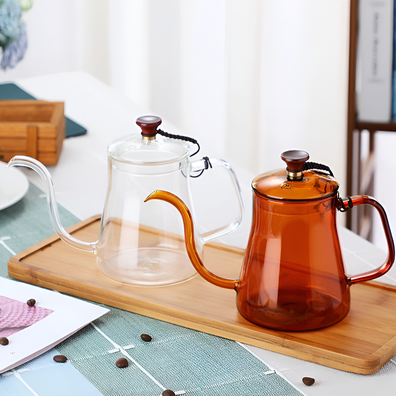 Transparente farbige Teekanne