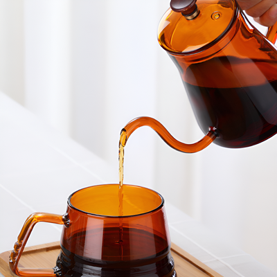 Transparente farbige Teekanne