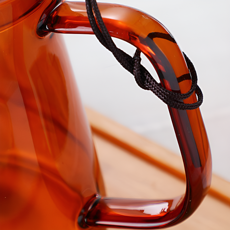 Transparente farbige Teekanne