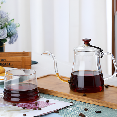 Transparente farbige Teekanne