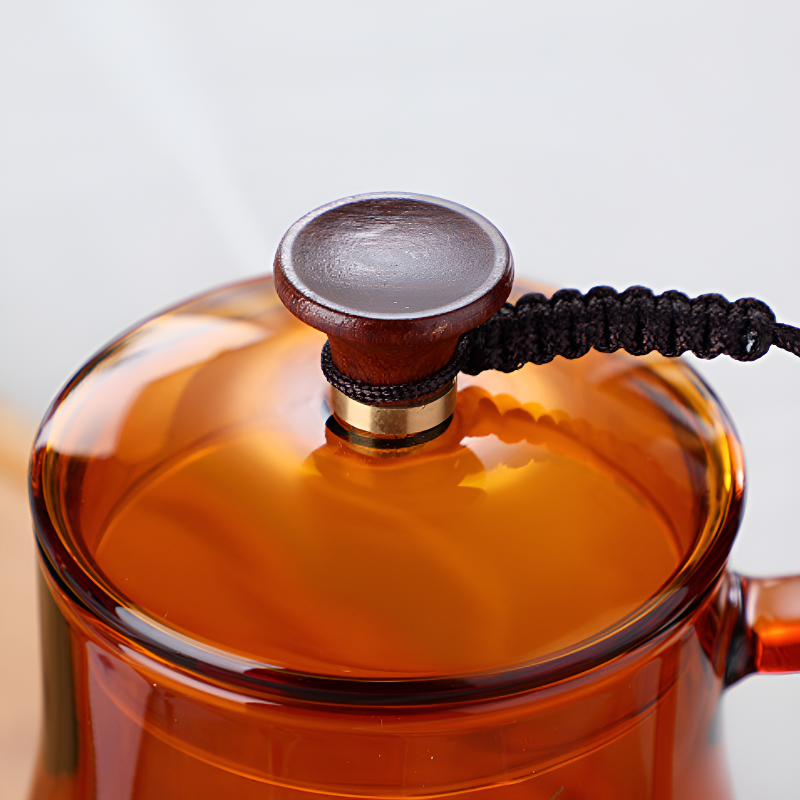 Transparente farbige Teekanne