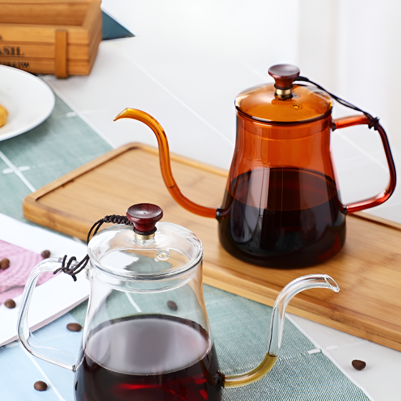 Transparente farbige Teekanne